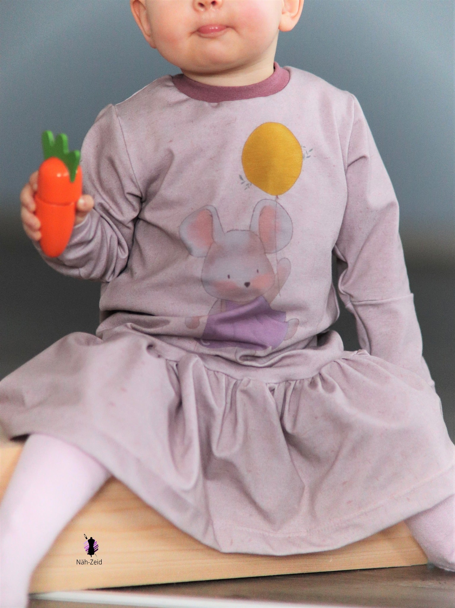 Bio-Jersey Kleine Maus mit Kleid – Rapport ca. 55-60 cm lang