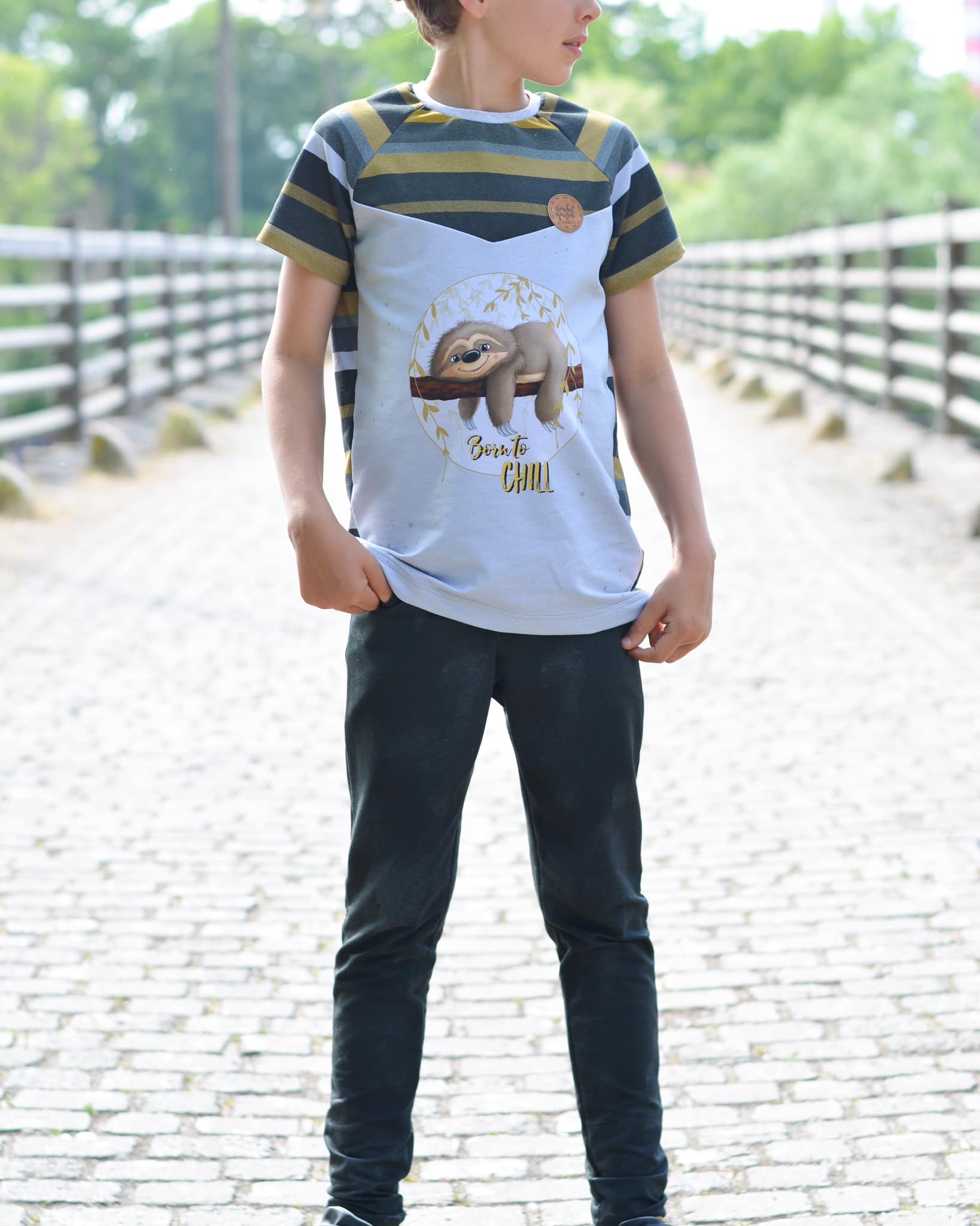 Bio-Sommersweat Hugo das Faultier "Born to Chill" hellgraugold