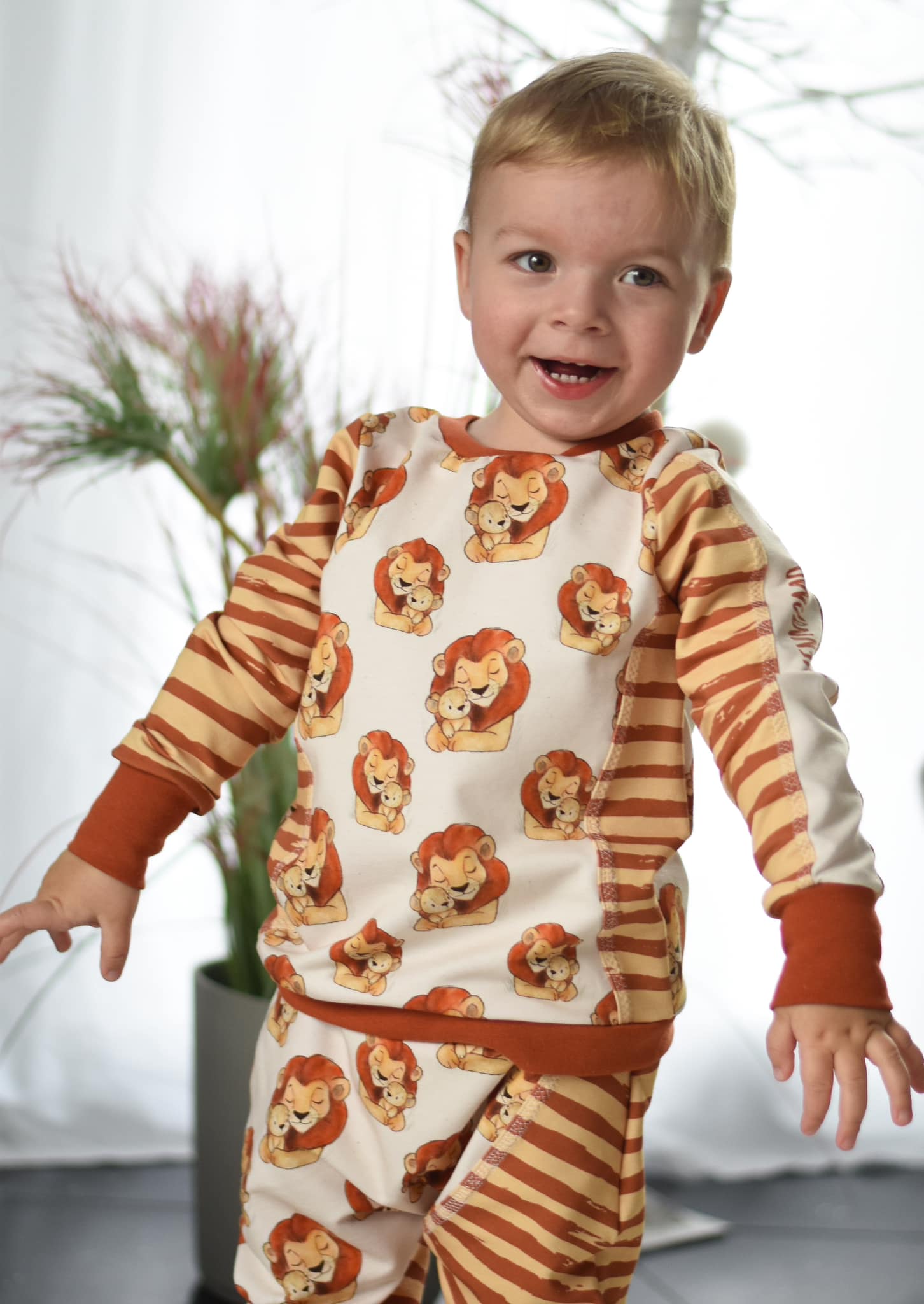 0,5m Bio-Sommersweat Löwenmama AOP