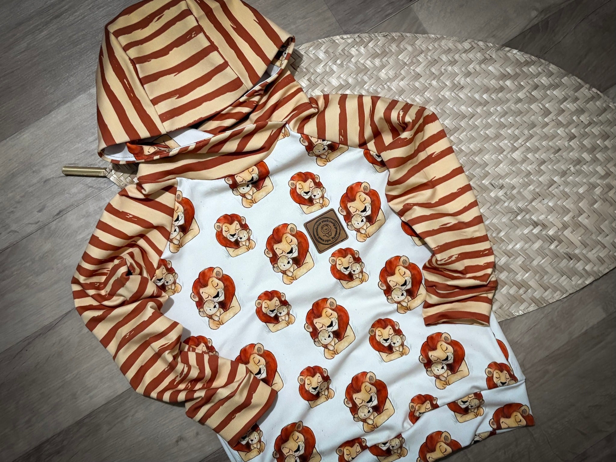 0,5m Bio-Sommersweat Löwenmama AOP