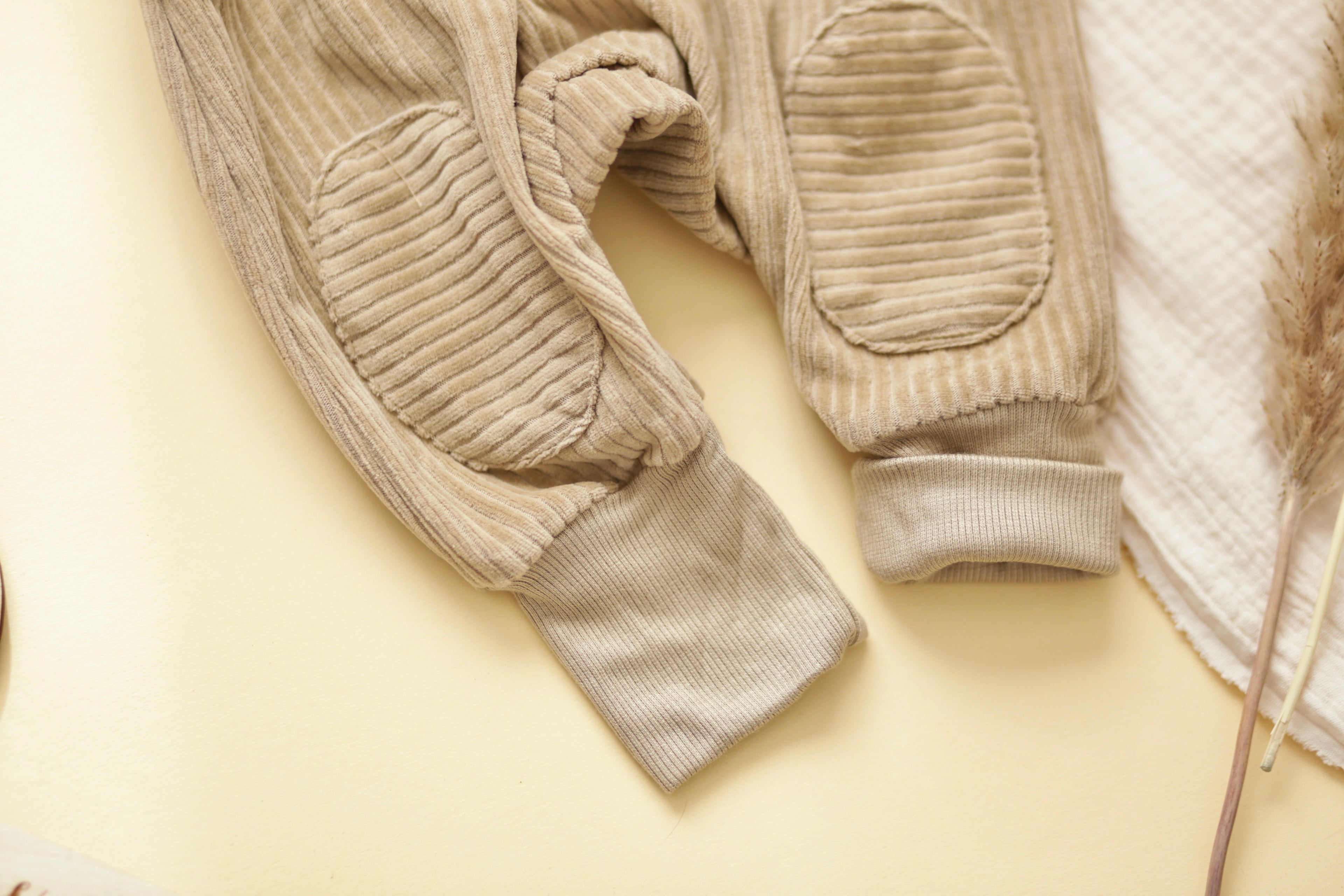 Cord-Hose (gerade Knopfleiste) beige