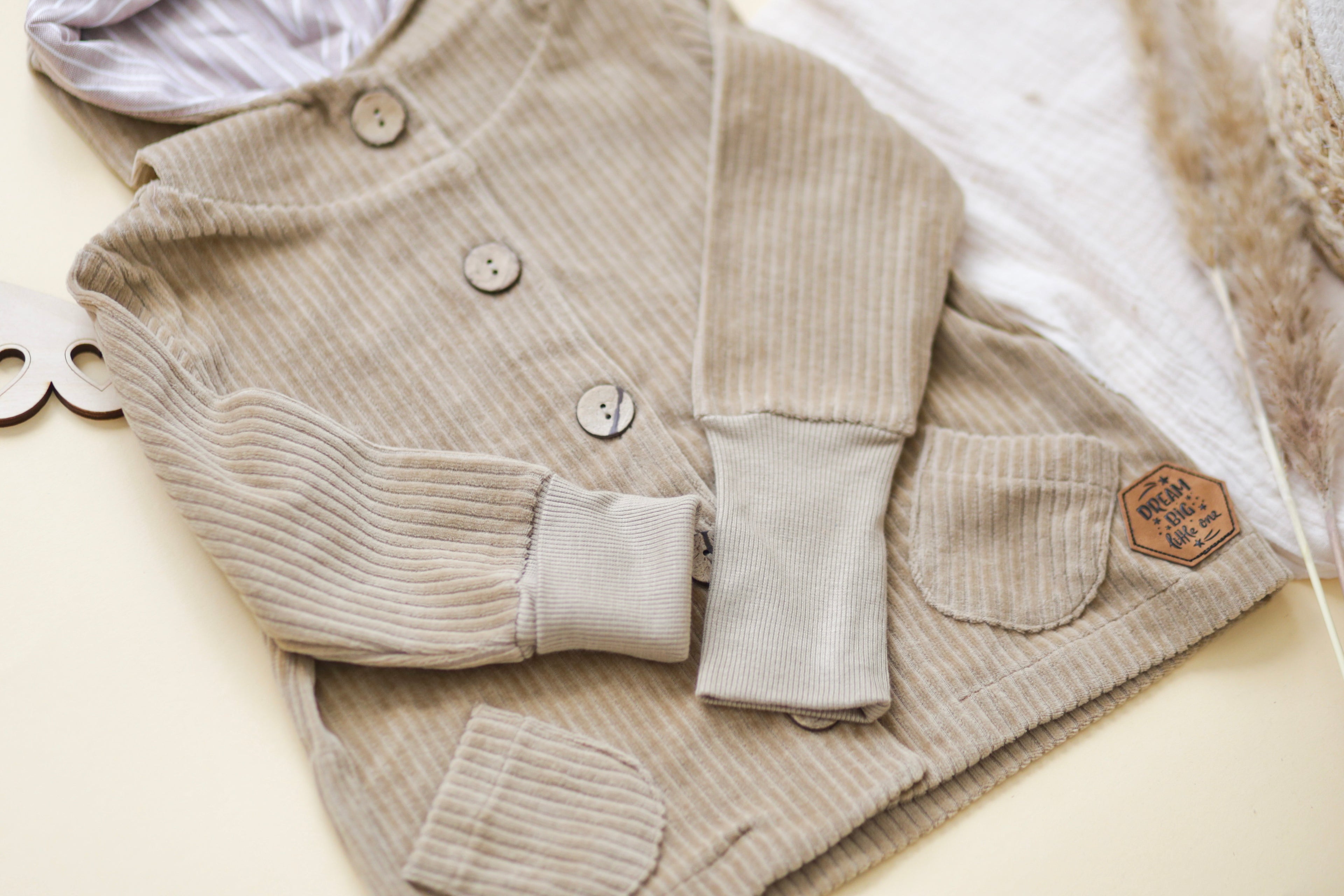 Cord-Knopfjacke beige
