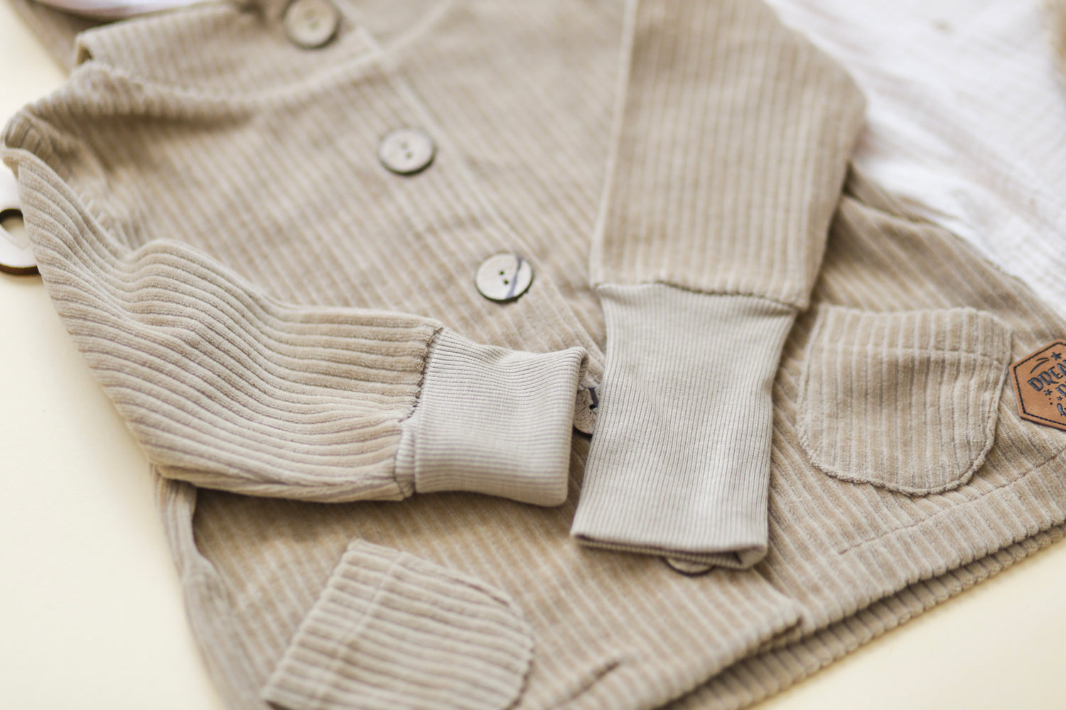 Cord-Knopfjacke beige