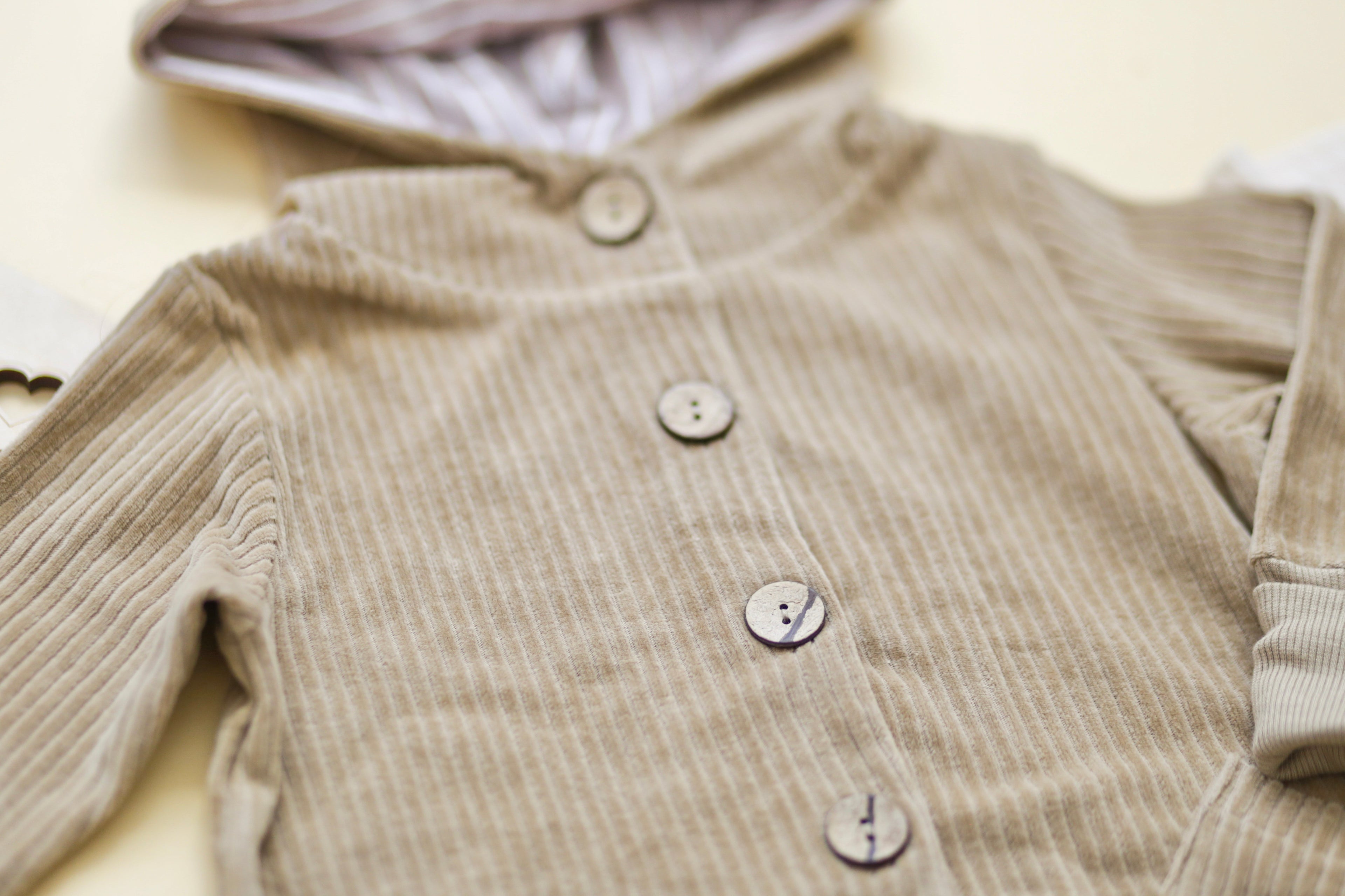 Cord-Knopfjacke beige