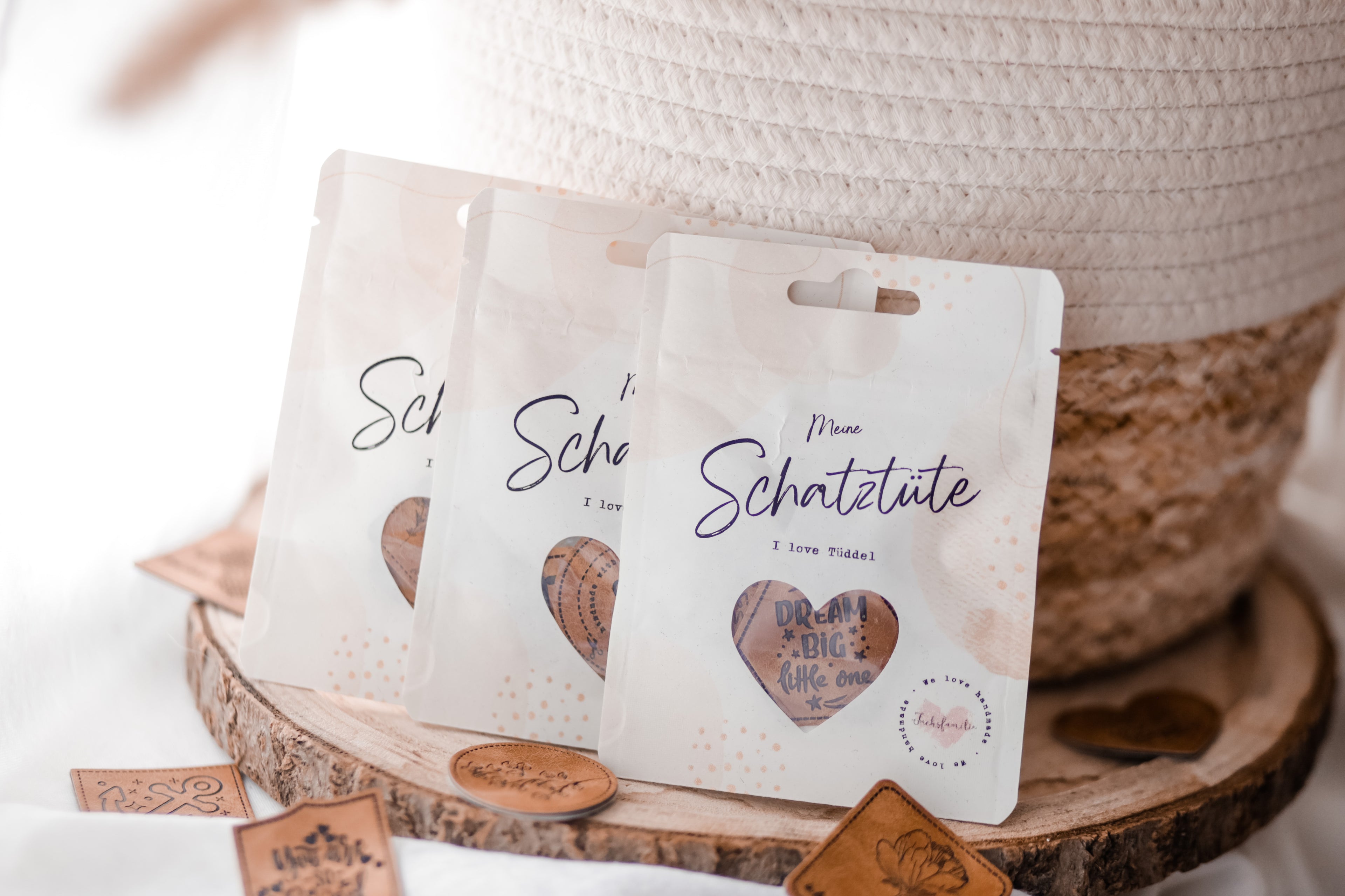 **3 für 1 Aktion** Kaufe 1 Schatztüte (enthält 5 Labels), erhalte 3 Tüten