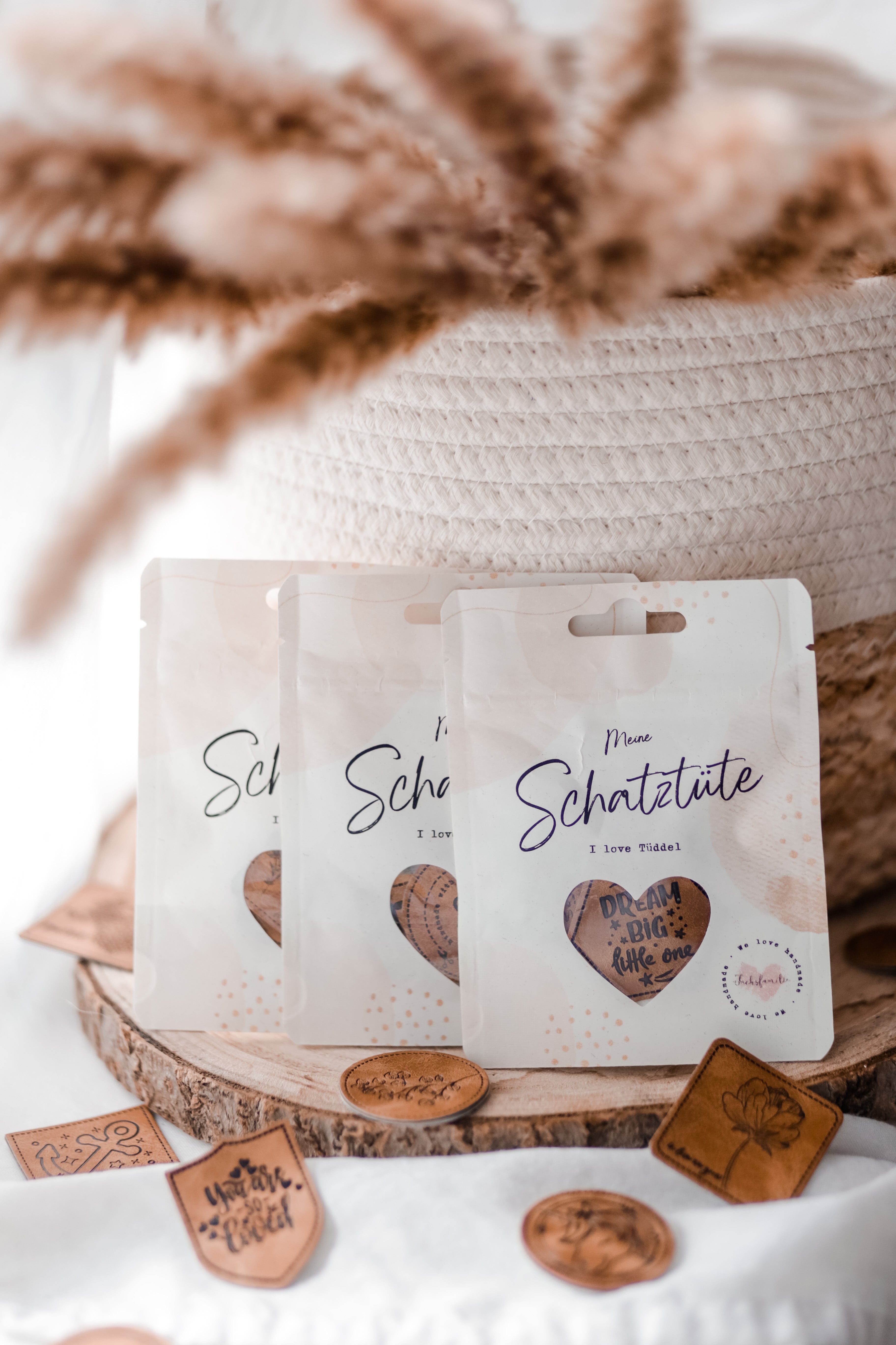 **3 für 1 Aktion** Kaufe 1 Schatztüte (enthält 5 Labels), erhalte 3 Tüten