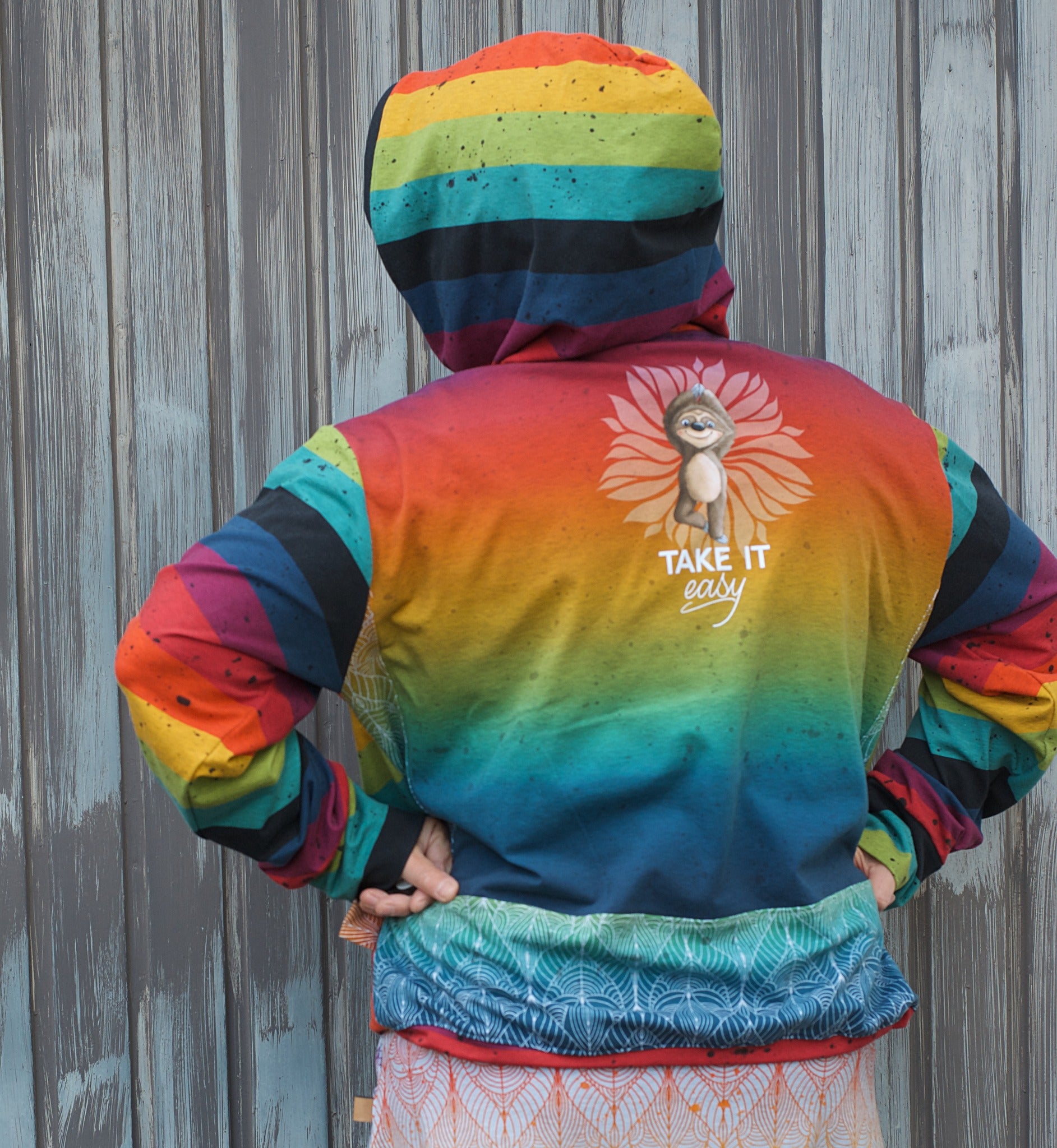 Bio-Jersey Hugo das Faultier &quot;Take it easy&quot; rainbow 