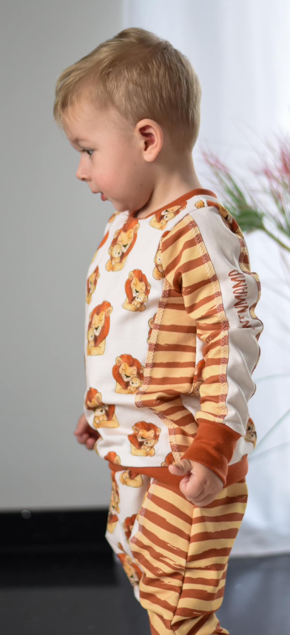 0,5m Bio-Sommersweat Löwenmama AOP