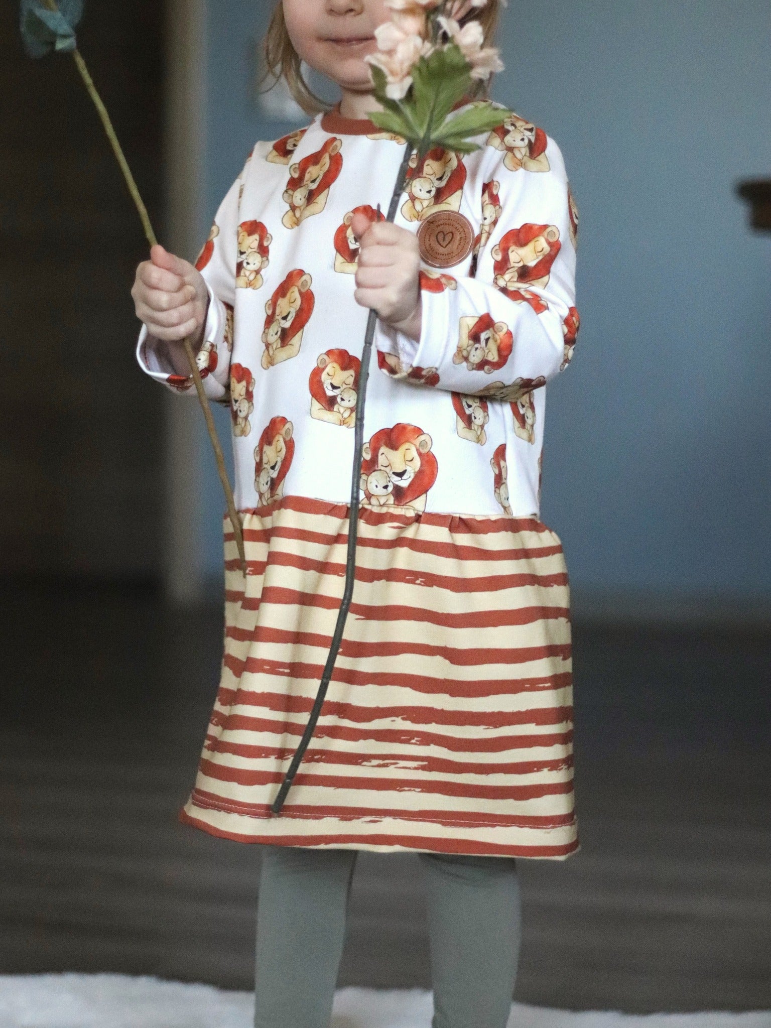 0,5m Bio-Sommersweat Löwenmama AOP