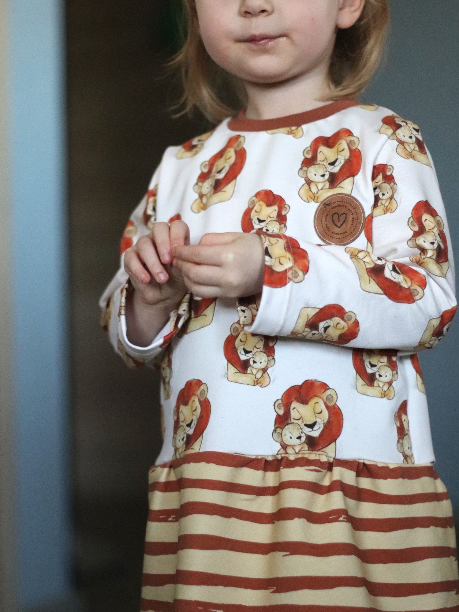 0,5m Bio-Sommersweat Löwenmama AOP