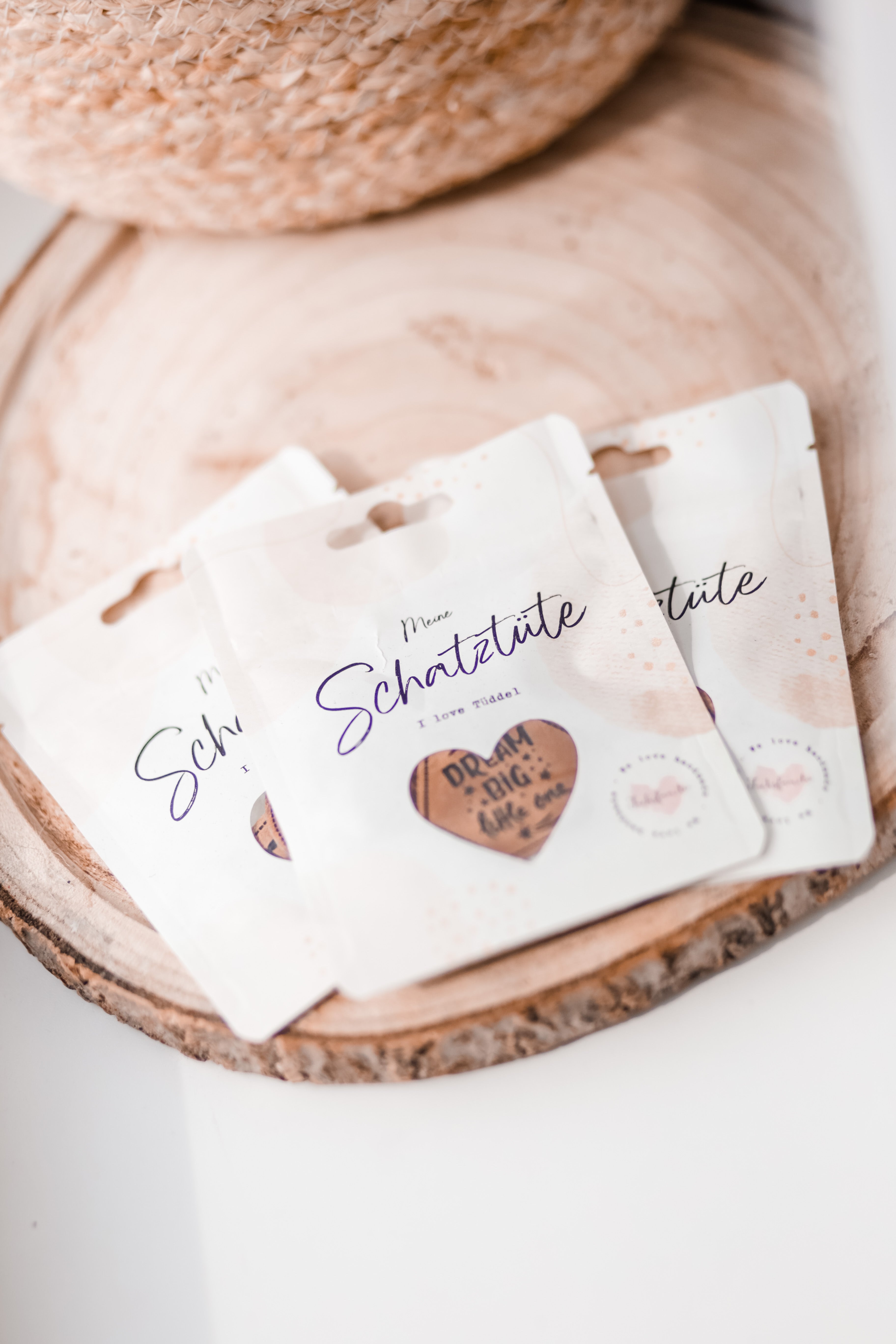 **3 für 1 Aktion** Kaufe 1 Schatztüte (enthält 5 Labels), erhalte 3 Tüten