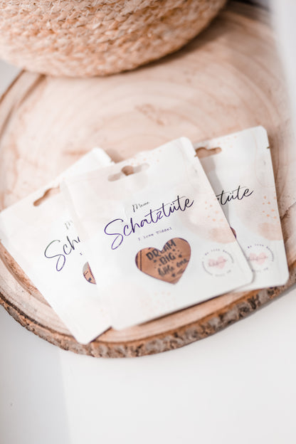 **3 für 1 Aktion** Kaufe 1 Schatztüte (enthält 5 Labels), erhalte 3 Tüten