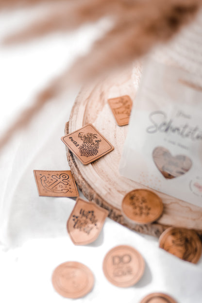 **3 für 1 Aktion** Kaufe 1 Schatztüte (enthält 5 Labels), erhalte 3 Tüten