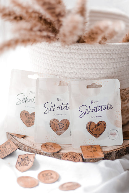 **3 für 1 Aktion** Kaufe 1 Schatztüte (enthält 5 Labels), erhalte 3 Tüten